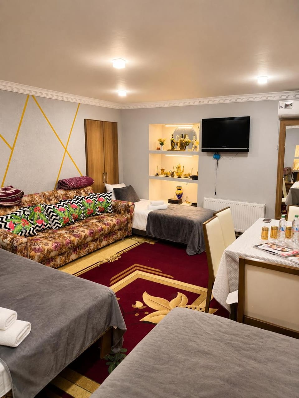 Bed, TV and multimedia, Photo of the whole room, Bedroom
