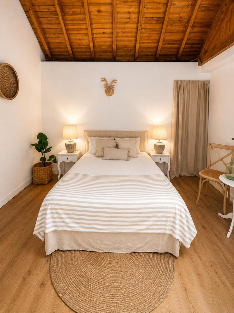 Bed, Photo of the whole room, Bedroom