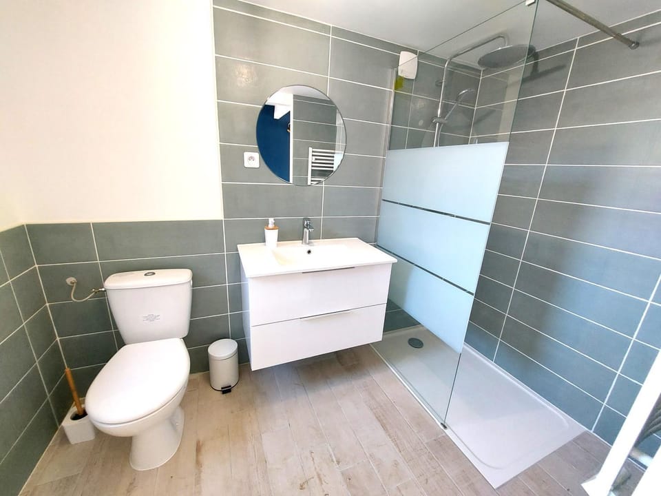 Shower, Toilet, Bathroom, towels