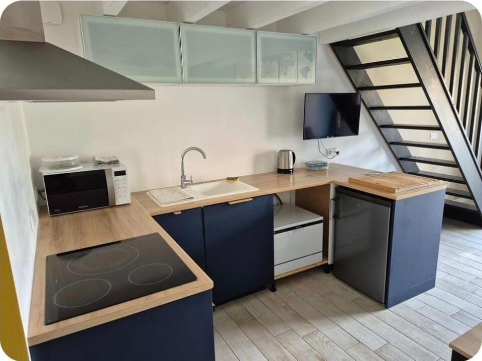 Coffee/tea facilities, dishwasher, microwave, oven, stove, kitchen