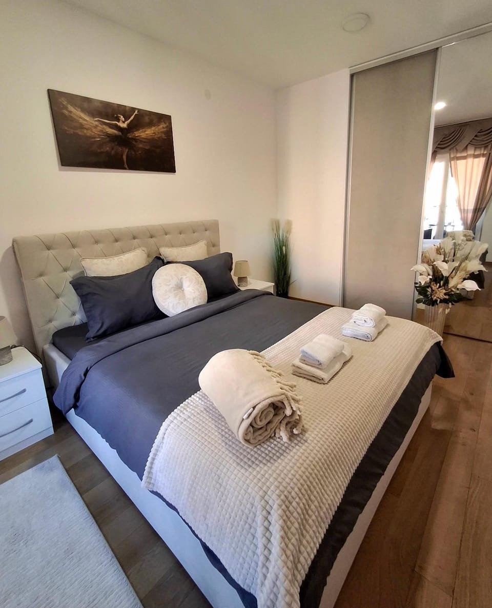 Bed, Photo of the whole room, Bedroom, towels