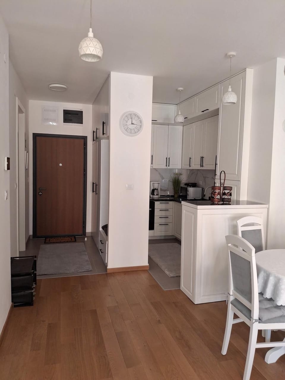 Kitchen or kitchenette, Dining area