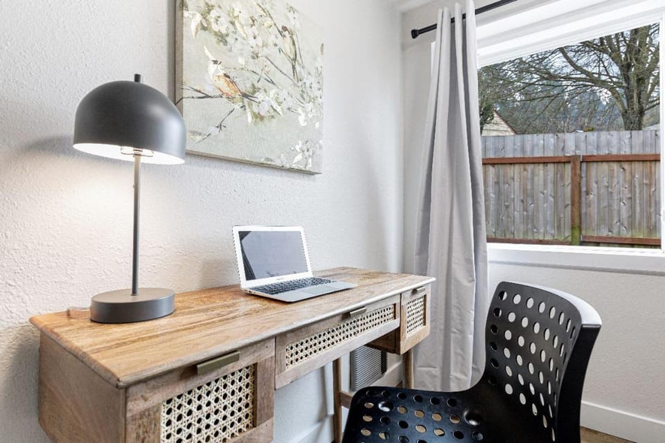 Dog Friendly Cozy Remodeled Shoreline Rambler House in Shoreline