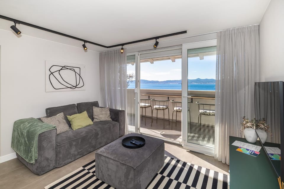 View (from property/room), Balcony/Terrace, Living room, Sea view