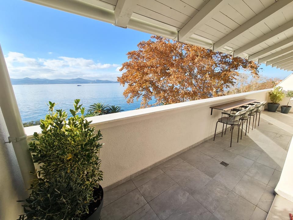 Day, Natural landscape, Balcony/Terrace, Dining area, Sea view