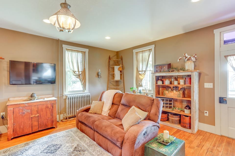 3 Mi to Dtwn: Charming Farmhouse in Mount Joy! House in Pennsylvania