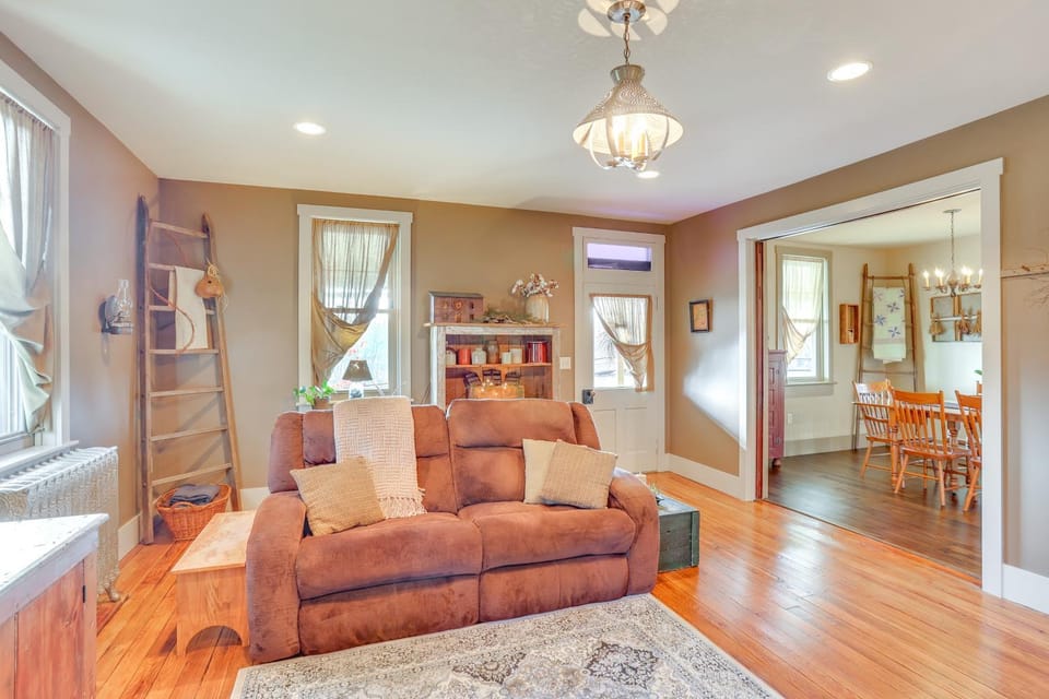 3 Mi to Dtwn: Charming Farmhouse in Mount Joy! House in Pennsylvania