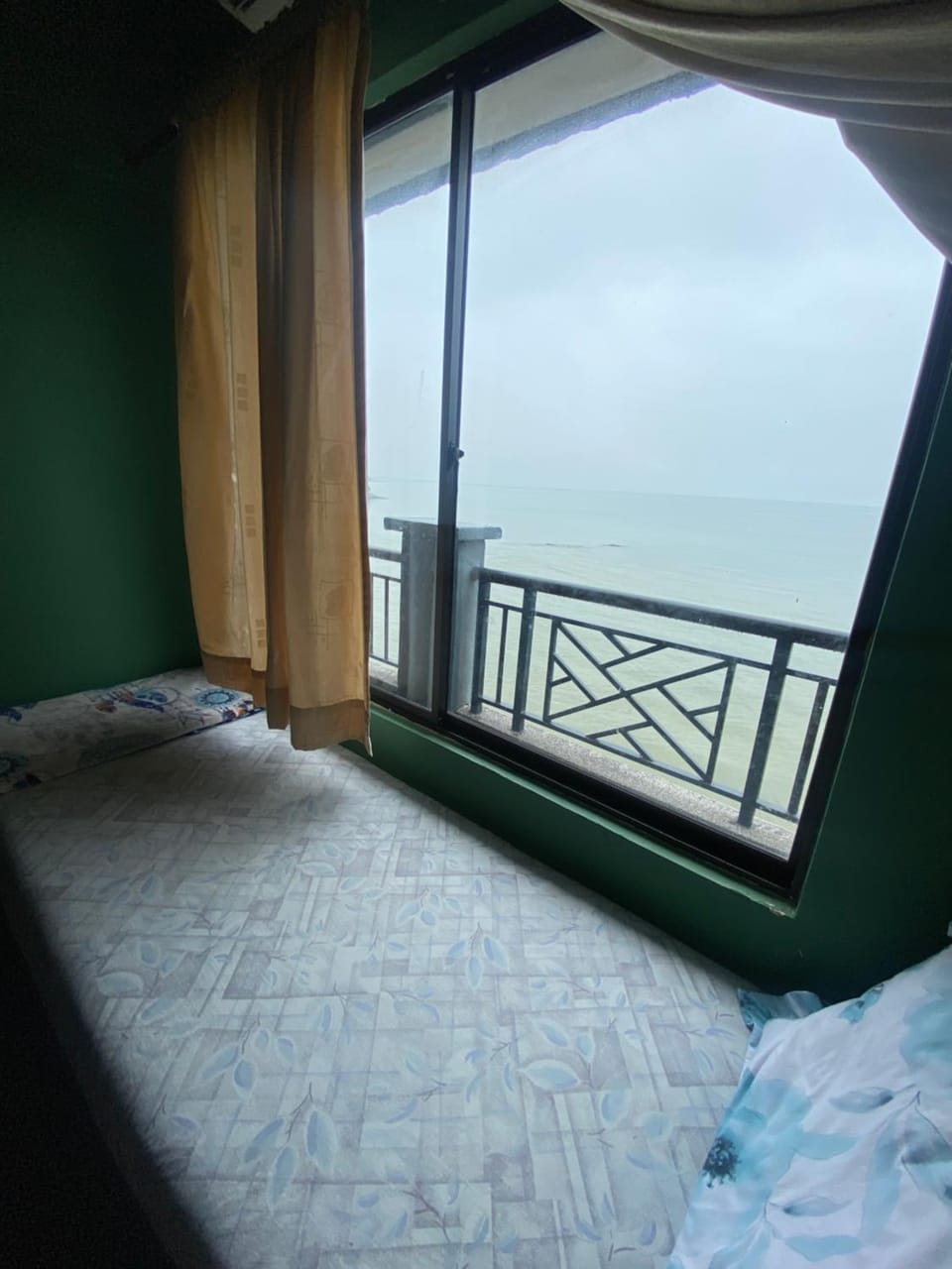 Photo of the whole room, Sea view