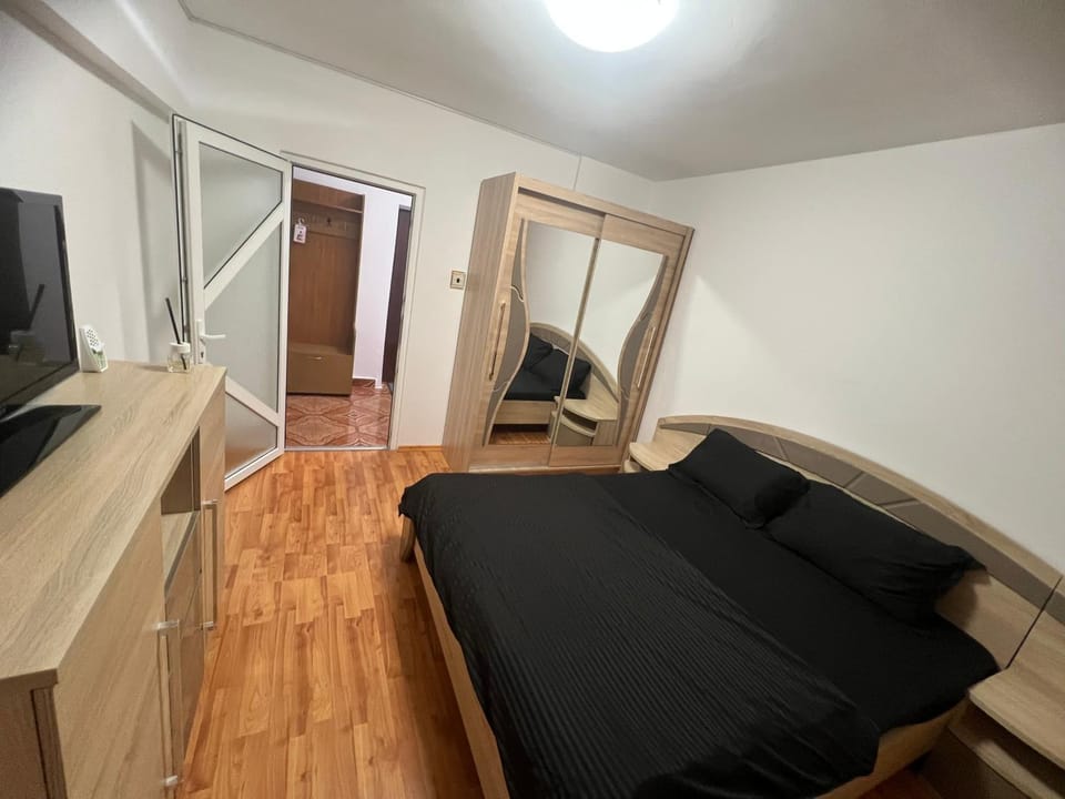 Bed, TV and multimedia, Bedroom