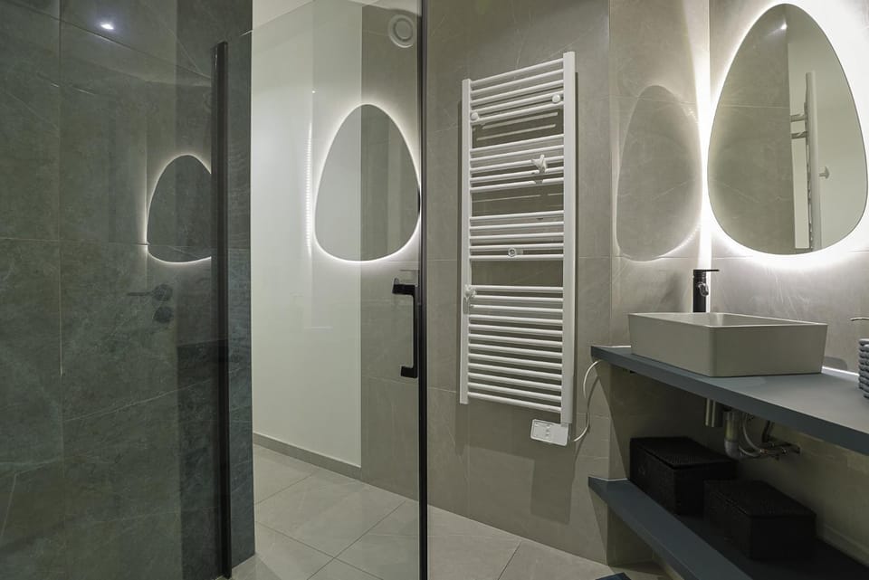 Shower, Toilet, Bathroom, towels