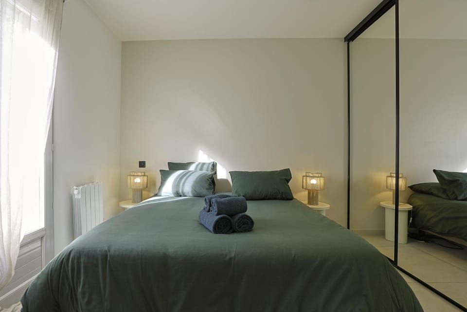 Bed, Photo of the whole room, Bedroom, towels, wardrobe