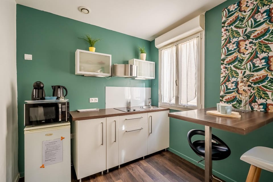 Coffee/tea facilities, Kitchen or kitchenette, Dining area, stove, toaster