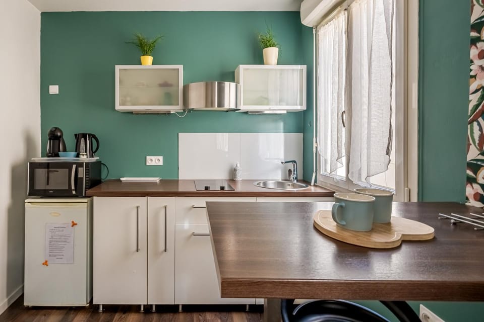Coffee/tea facilities, Kitchen or kitchenette, stove, toaster