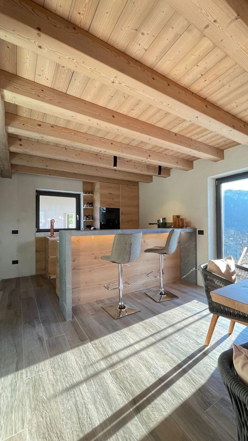 Kitchen or kitchenette, Dining area
