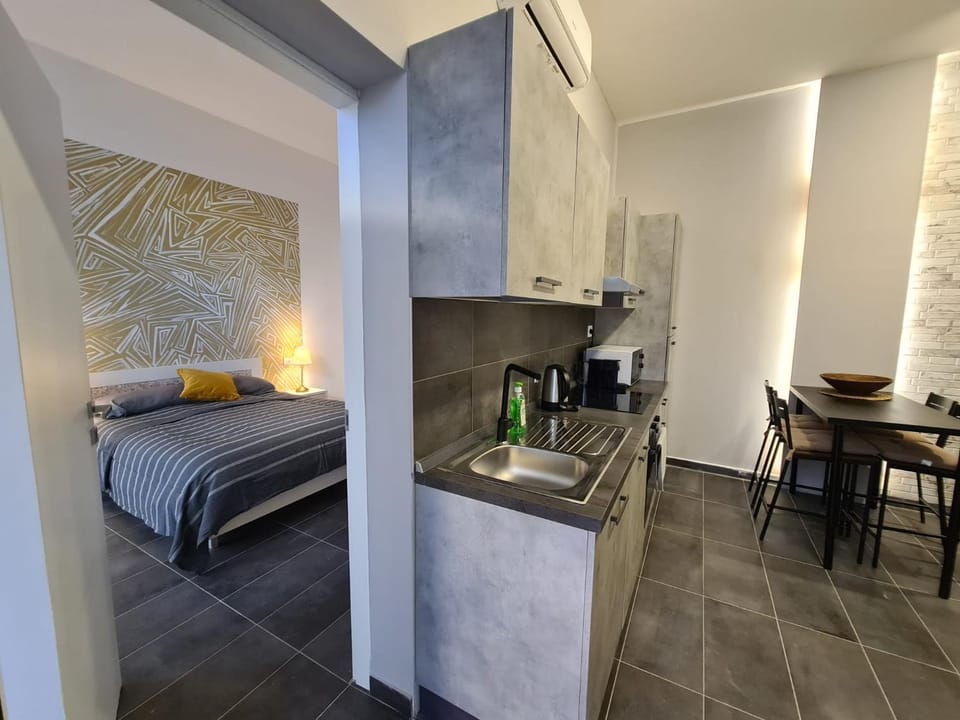 Bed, Photo of the whole room, Dining area, Bedroom, kitchen