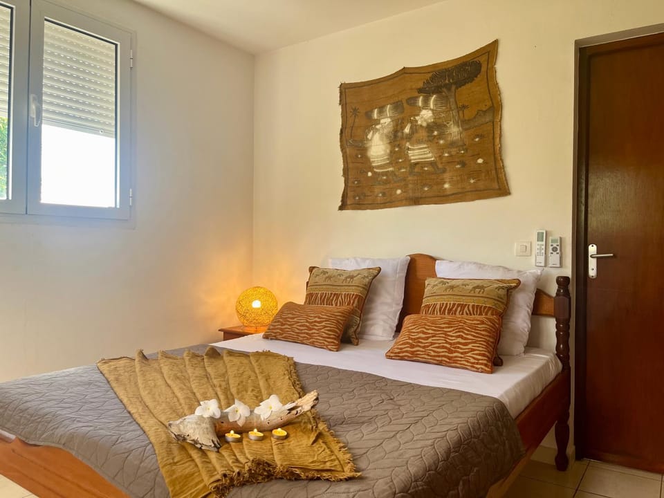 Bed, Photo of the whole room, Bedroom, towels, air conditioner