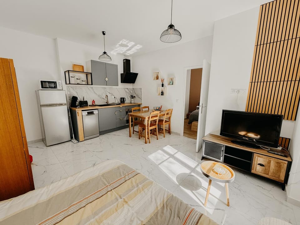 TV and multimedia, Kitchen or kitchenette, Living room, Seating area, Dining area, oven