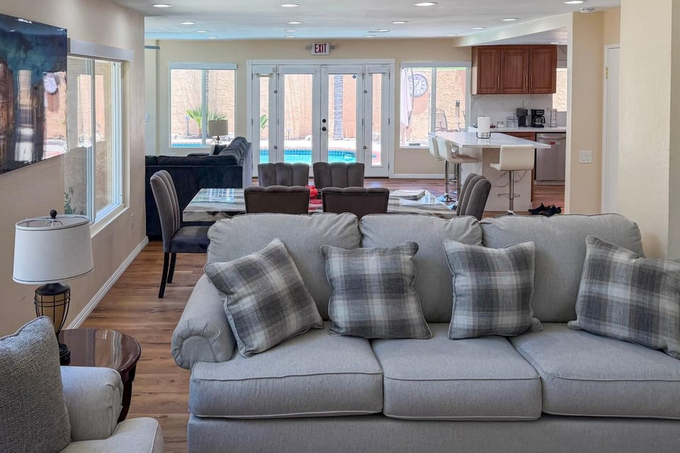Grill, Large Pool, Plush Patio Furniture, Umbrella House in Upland