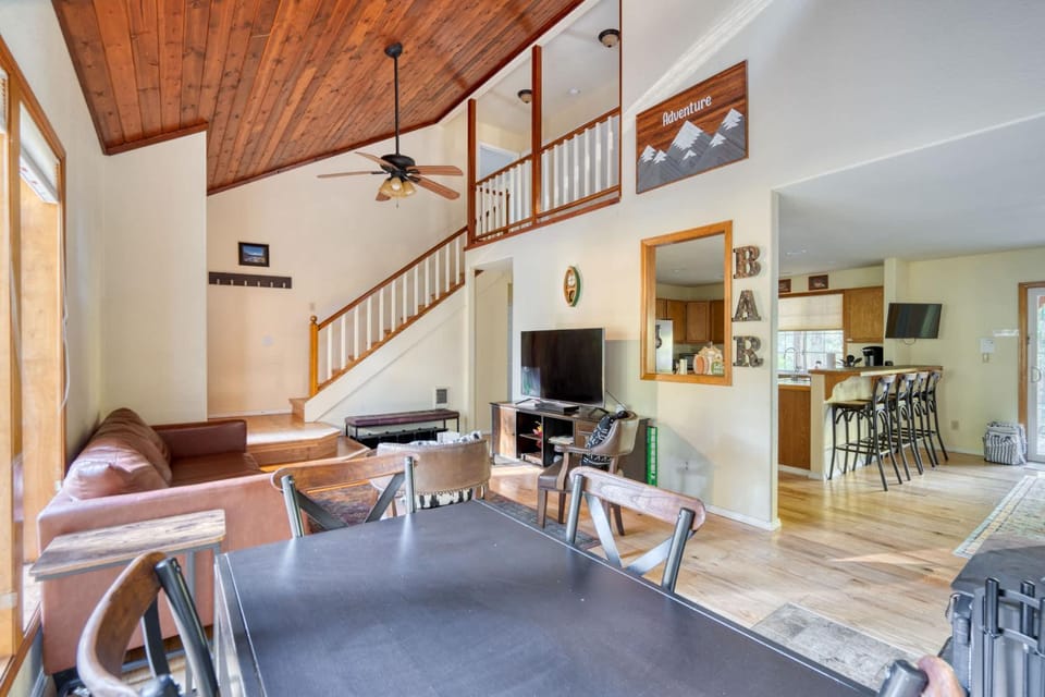 Woodland Hideaway, Dog-Friendly, Hot Tub House in Mount Hood Village