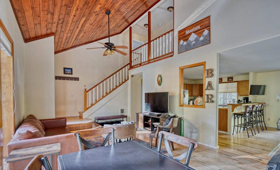 Woodland Hideaway, Dog-Friendly, Hot Tub House in Mount Hood Village
