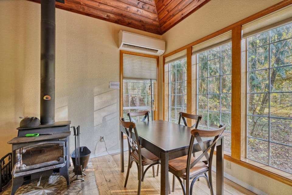 Woodland Hideaway, Dog-Friendly, Hot Tub House in Mount Hood Village
