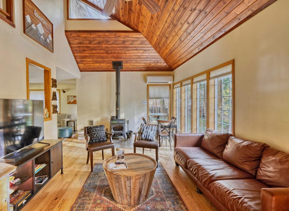 Woodland Hideaway, Dog-Friendly, Hot Tub House in Mount Hood Village