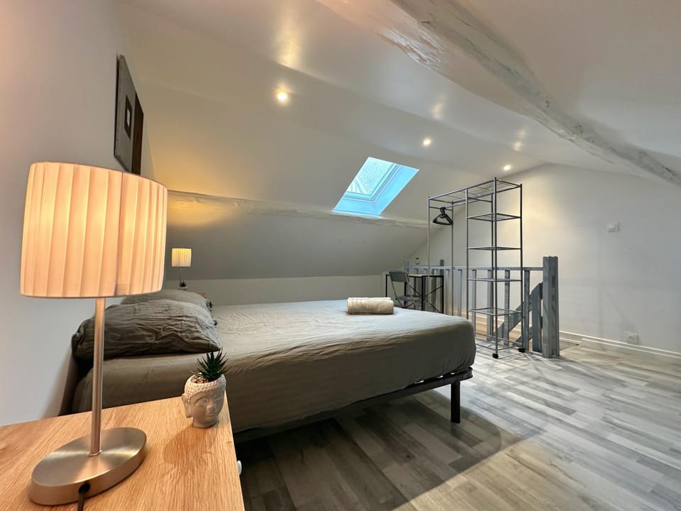 Photo of the whole room, Bedroom