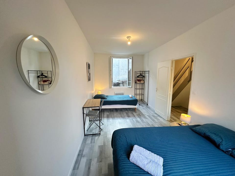 Photo of the whole room, Bedroom