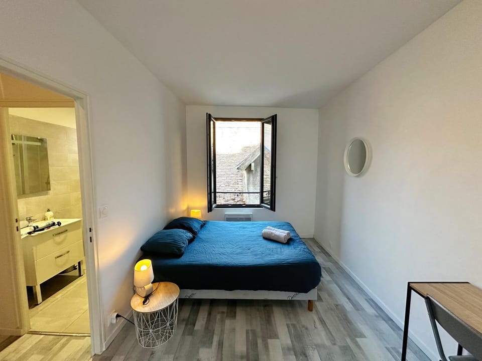 Photo of the whole room, Bedroom