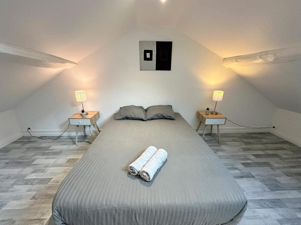 Photo of the whole room, Bedroom