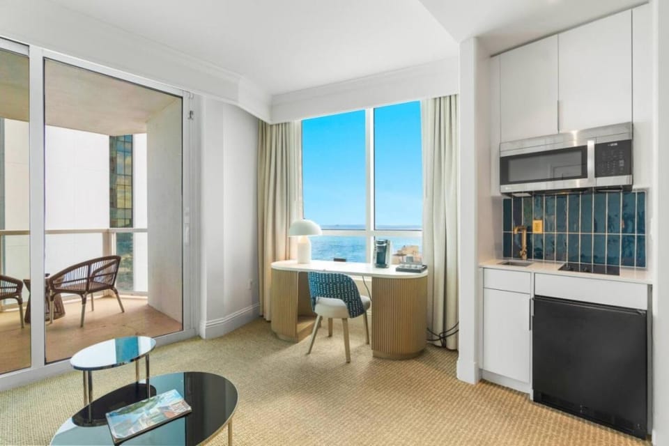 Fontainebleau Jr Suite Ocean View Apartment in Miami Beach