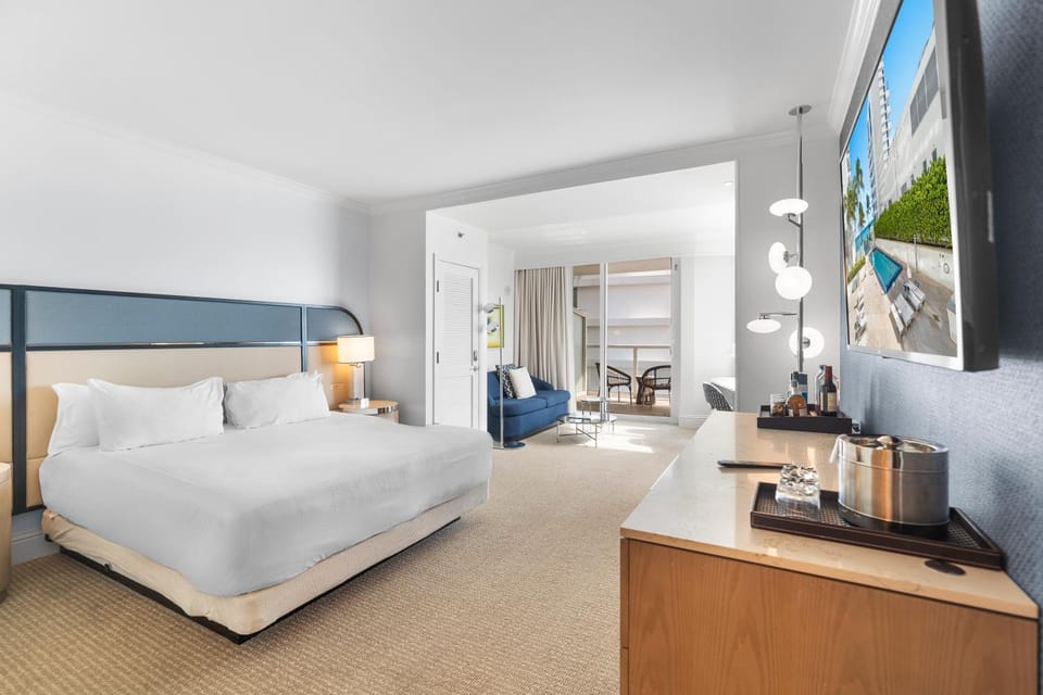 Bed, Photo of the whole room, Seating area, Bedroom