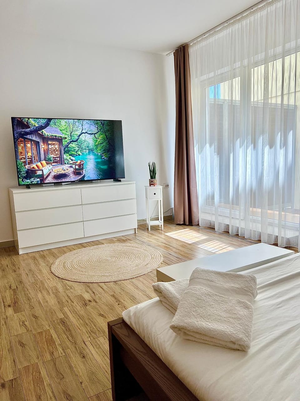 Bed, TV and multimedia, Evening entertainment, Bedroom, towels