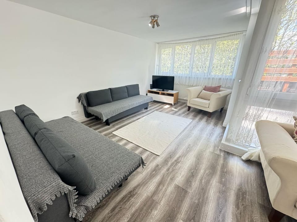 Betty Homes - Nearby Angel and HIghbury Apartment in London Borough of Islington