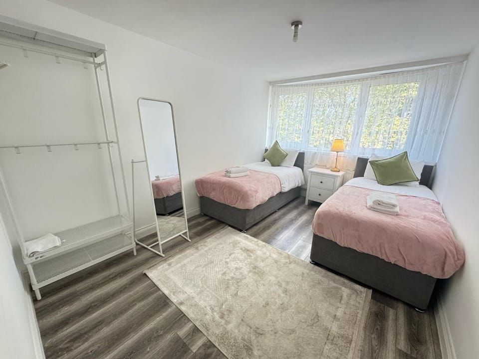 Betty Homes - Nearby Angel and HIghbury Apartment in London Borough of Islington