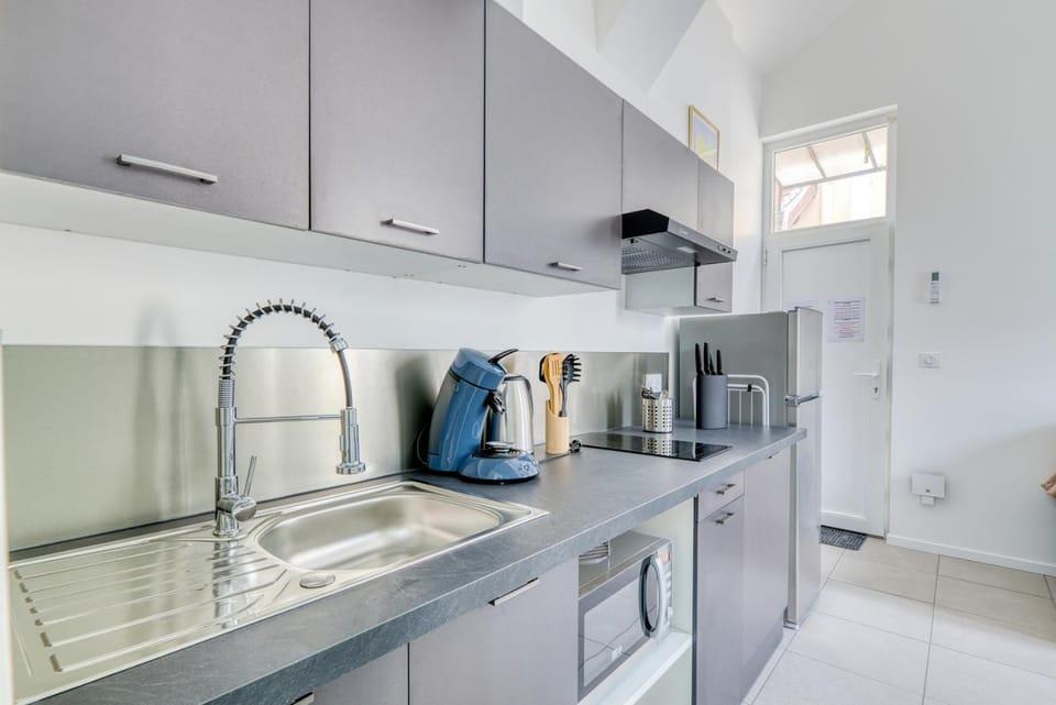 Coffee/tea facilities, Kitchen or kitchenette, stove