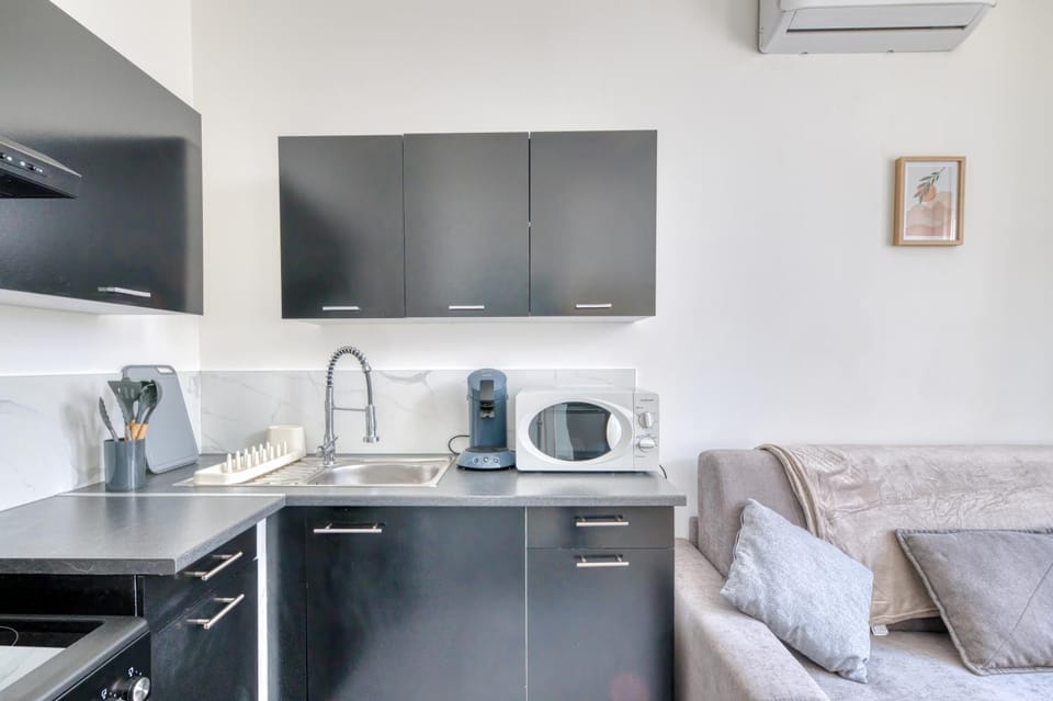 Coffee/tea facilities, Kitchen or kitchenette, Dining area, oven, stove, kitchen, air conditioner