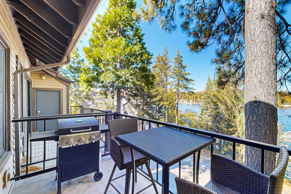 Lake Arrowhead Views! Condo w/ Shared Pool & Spa House in Lake Arrowhead
