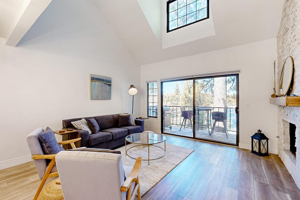 Lake Arrowhead Views! Condo w/ Shared Pool & Spa House in Lake Arrowhead