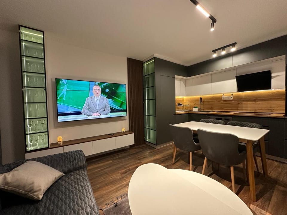 Communal lounge/ TV room, TV and multimedia, Living room, Seating area, Dining area, Evening entertainment