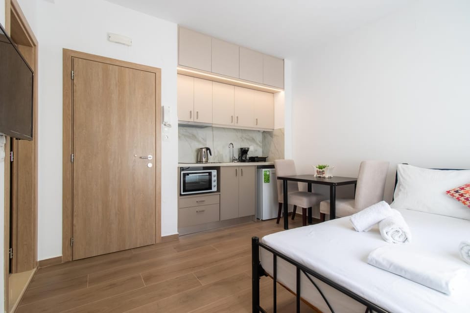 Bed, TV and multimedia, Coffee/tea facilities, Kitchen or kitchenette, Dining area, hair dryier, internet, oven, stove, toaster, towels, wardrobe, air conditioner