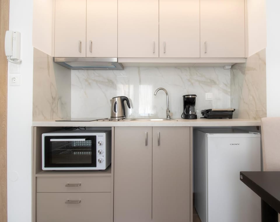 Coffee/tea facilities, Kitchen or kitchenette, Dining area, internet, oven, stove, toaster, wardrobe, air conditioner