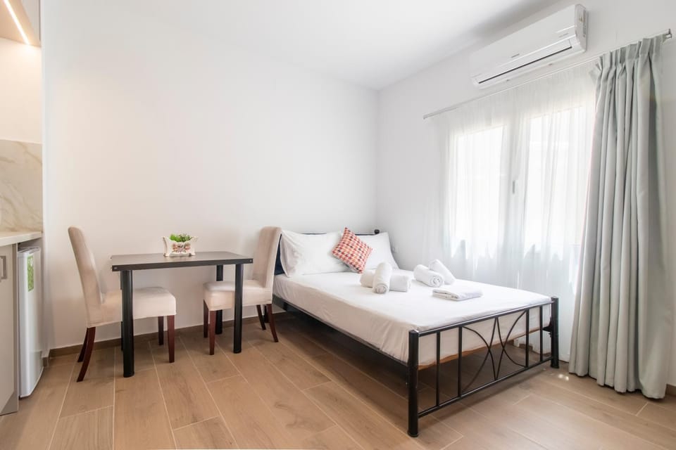 Bed, Living room, Photo of the whole room, Seating area, Bedroom, flat iron, hair dryier, internet, towels, air conditioner