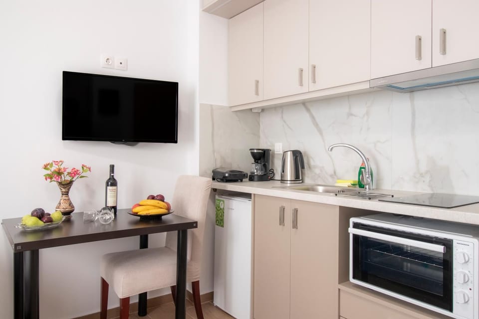 TV and multimedia, Coffee/tea facilities, Kitchen or kitchenette, Food and drinks, Dining area, Food, internet, oven, stove, toaster, wardrobe, air conditioner
