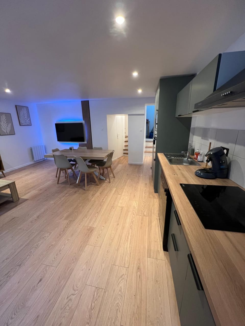 TV and multimedia, Kitchen or kitchenette, Living room, Seating area, Dining area, oven, stove