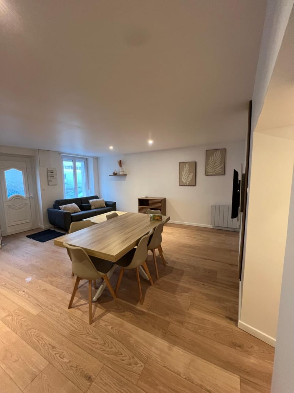 TV and multimedia, Living room, Seating area, Dining area