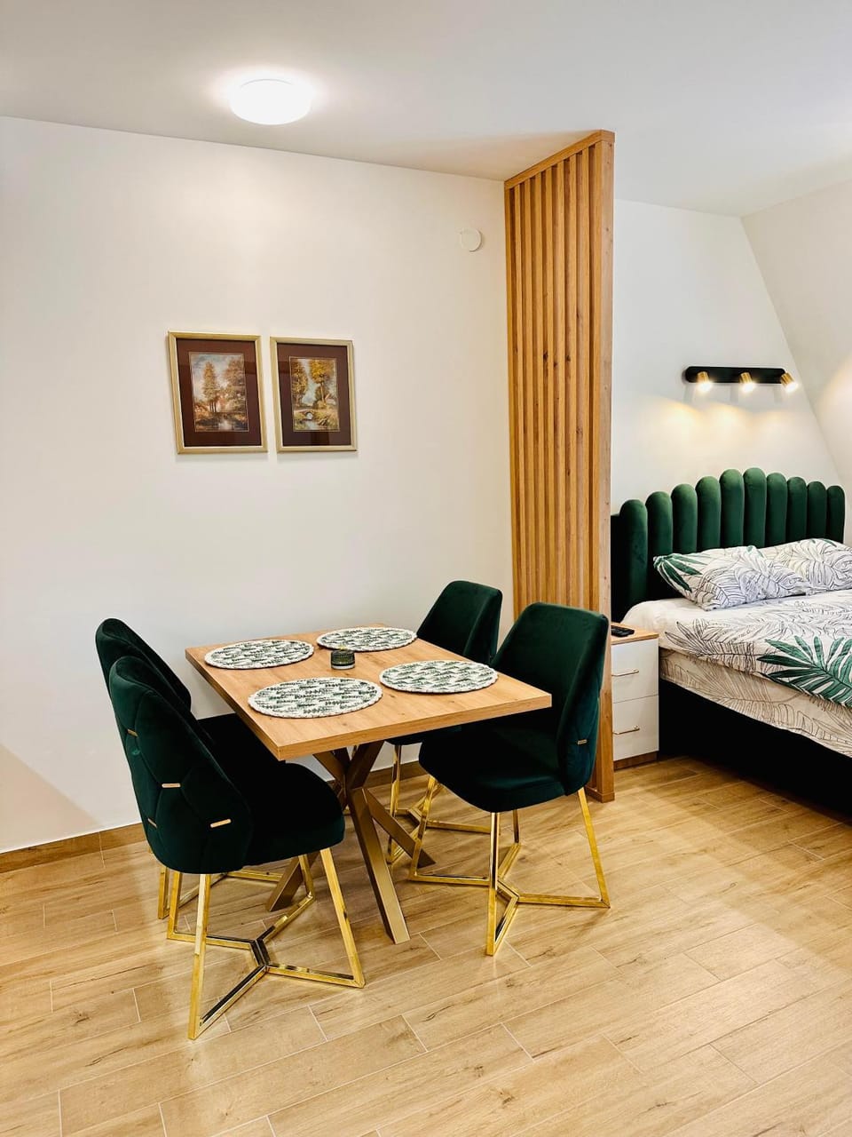 Bed, Photo of the whole room, Dining area