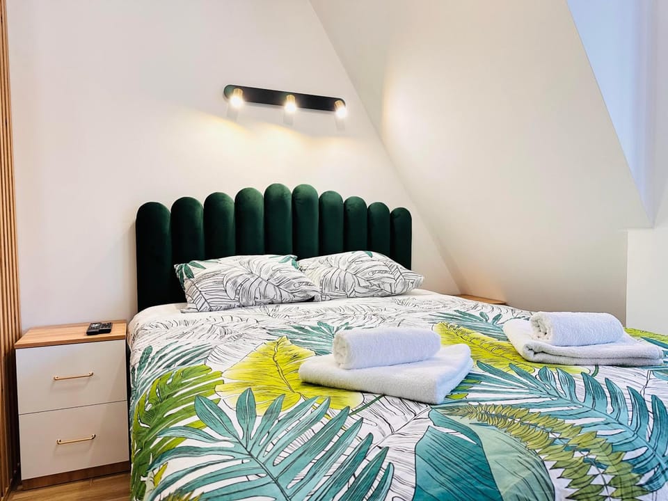 Bed, towels