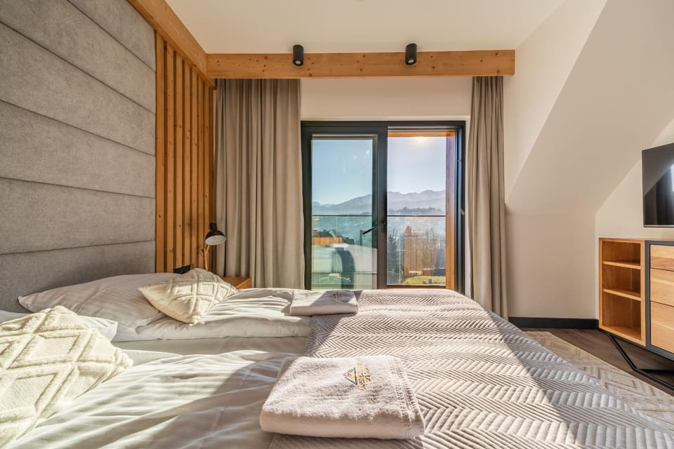 Bed, TV and multimedia, Photo of the whole room, Bedroom, towels