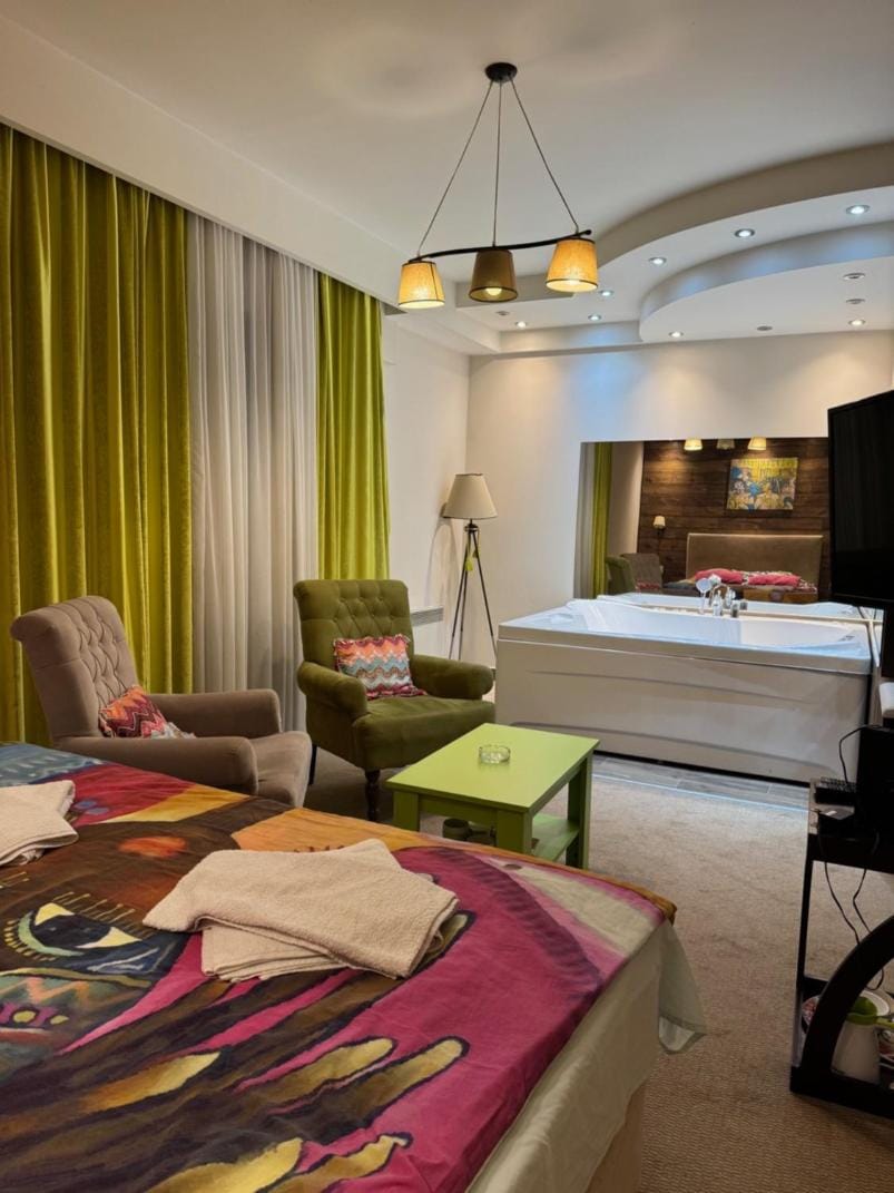 Communal lounge/ TV room, Bed, Living room, Evening entertainment, Bedroom